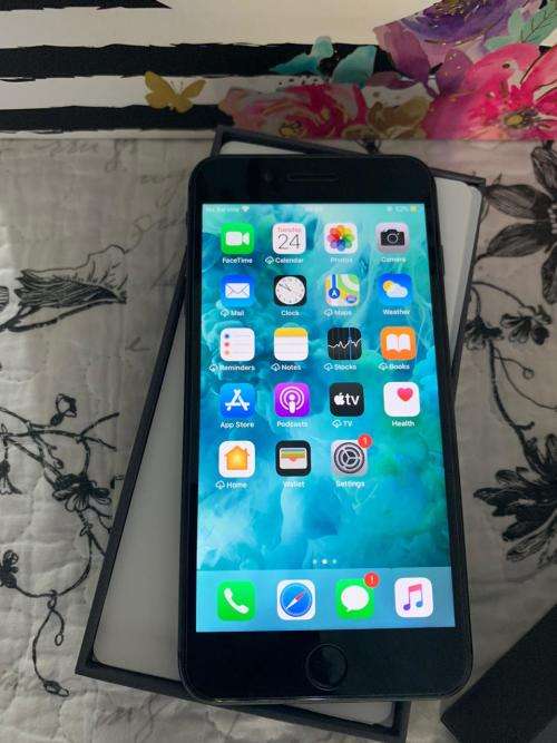 iPhone 8 Plus Space Grey (256GB capacity) *EXCELLENT CONDITION* + box and all accessories