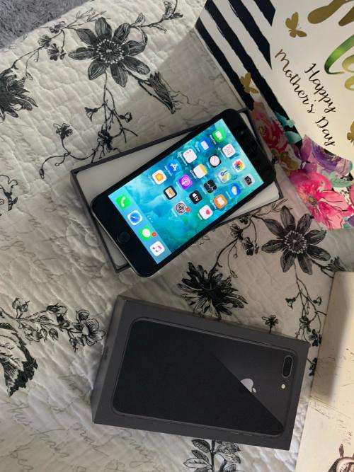 iPhone 8 Plus Space Grey (256GB capacity) *EXCELLENT CONDITION* + box and all accessories