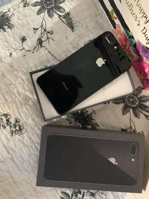 iPhone 8 Plus Space Grey (256GB capacity) *EXCELLENT CONDITION* + box and all accessories