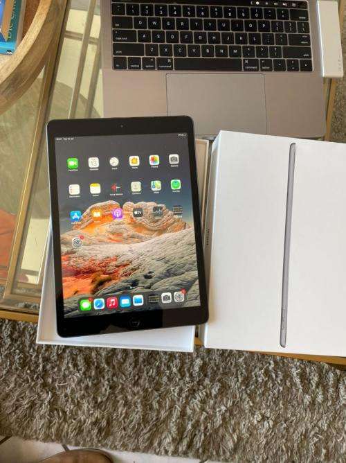 iPad 8th Gen 4G + Wi-Fi 128GB Excellent Condition + box and Proof of payment *READ AD*