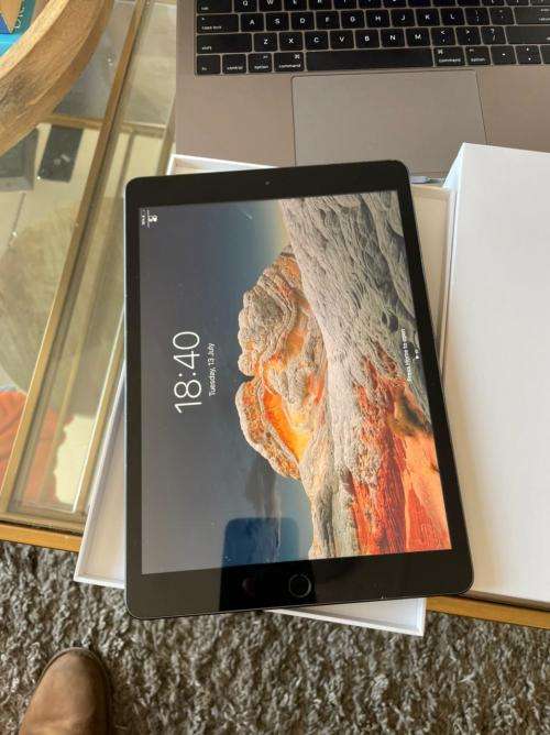 iPad 8th Gen 4G + Wi-Fi 128GB Excellent Condition + box and Proof of payment *READ AD*