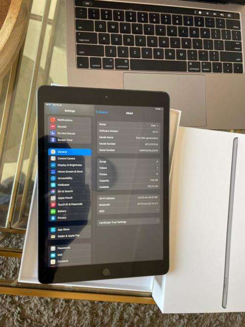 iPad 8th Gen 4G + Wi-Fi 128GB Excellent Condition + box and Proof of payment *READ AD*