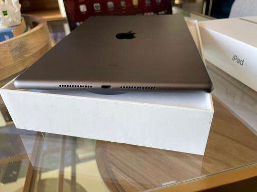 iPad 8th Gen 4G + Wi-Fi 128GB Excellent Condition + box and Proof of payment *READ AD*