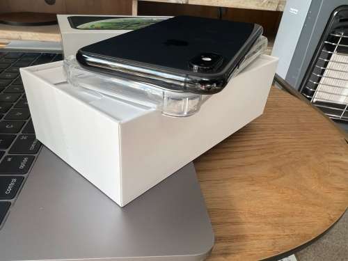 iPhone XS Max Space Grey (256GB)  Prestine Condition + box, charger and EXTRAS worth R599.