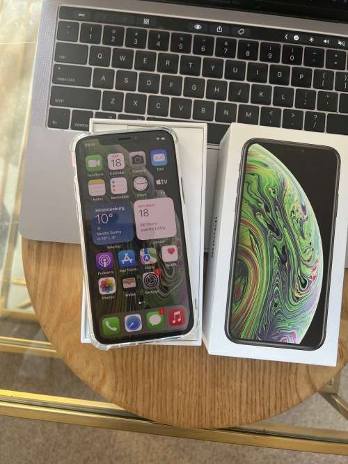 iPhone XS Max Space Grey (256GB)  Prestine Condition + box, charger and EXTRAS worth R599.