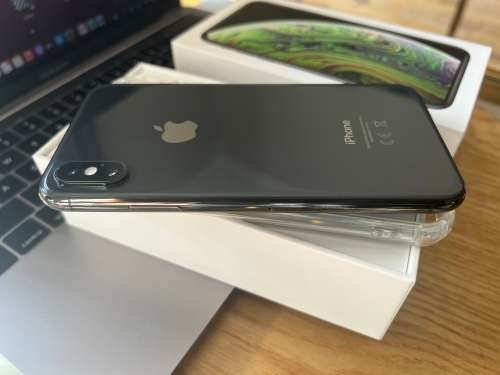 iPhone XS Max Space Grey (256GB)  Prestine Condition + box, charger and EXTRAS worth R599.