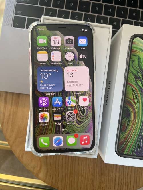 iPhone XS Max Space Grey (256GB)  Prestine Condition + box, charger and EXTRAS worth R599.