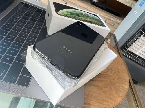 iPhone XS Max Space Grey (256GB)  Prestine Condition + box, charger and EXTRAS worth R599.