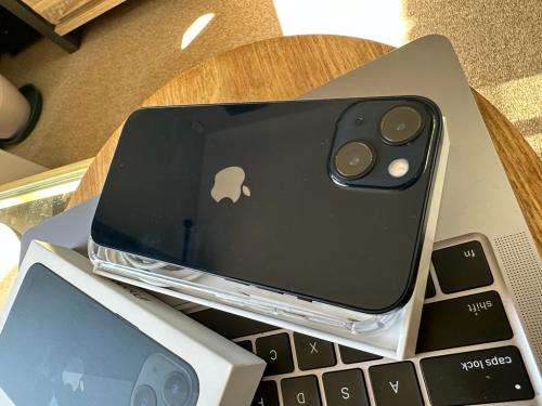 iPhone 13 ,Midnight (256GB)  Prestine Condition + box, charger and EXTRAS worth R799