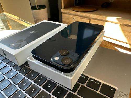 iPhone 13 ,Midnight (256GB)  Prestine Condition + box, charger and EXTRAS worth R799
