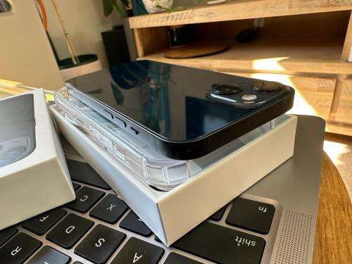 iPhone 13 ,Midnight (256GB)  Prestine Condition + box, charger and EXTRAS worth R799