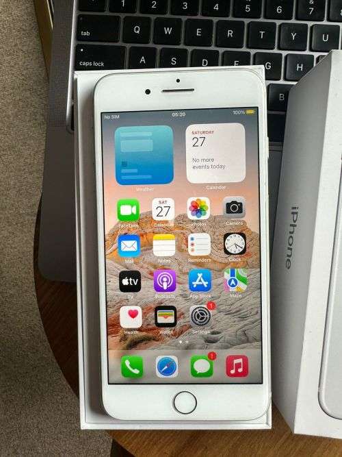 iPhone 8 Plus (256GB) *EXCELLENT CONDITION , comes with box and all accessories + Extras worth R499