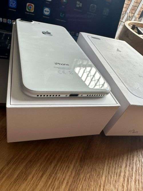 iPhone 8 Plus (256GB) *EXCELLENT CONDITION , comes with box and all accessories + Extras worth R499
