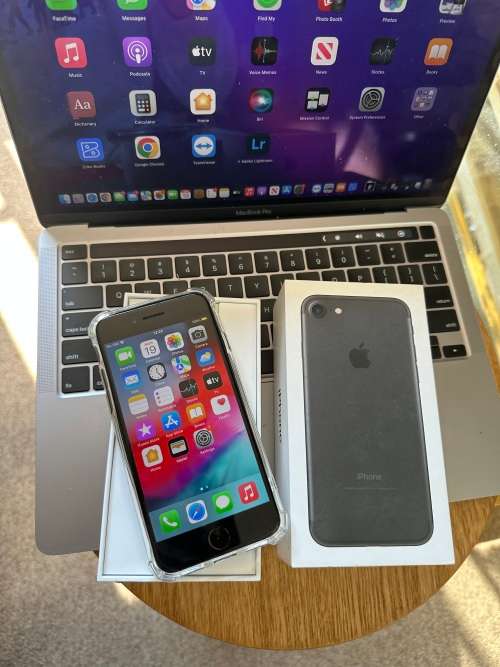 iPhone 7 (32GB) *EXCELLENT CONDITION , comes with box and all accessories + Extras worth R499