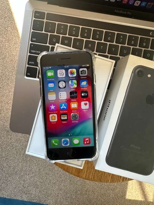 iPhone 7 (32GB) *EXCELLENT CONDITION , comes with box and all accessories + Extras worth R499