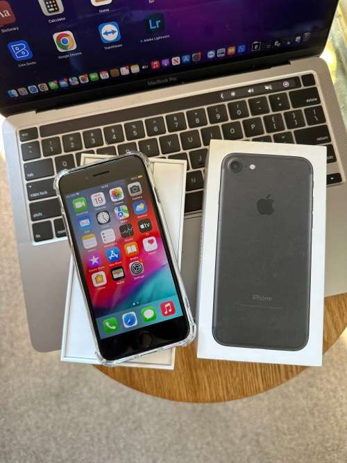 iPhone 7 (32GB) *EXCELLENT CONDITION , comes with box and all accessories + Extras worth R499