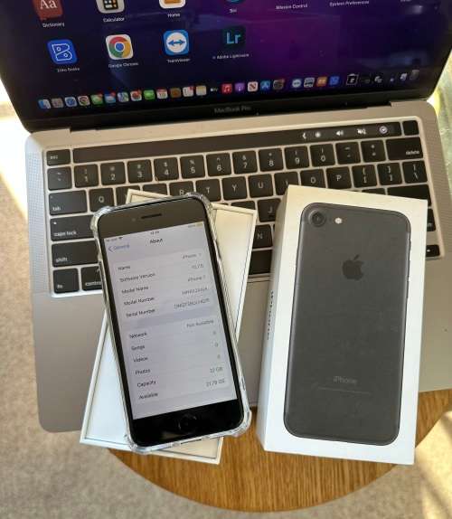 iPhone 7 (32GB) *EXCELLENT CONDITION , comes with box and all accessories + Extras worth R499