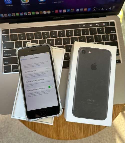 iPhone 7 (32GB) *EXCELLENT CONDITION , comes with box and all accessories + Extras worth R499