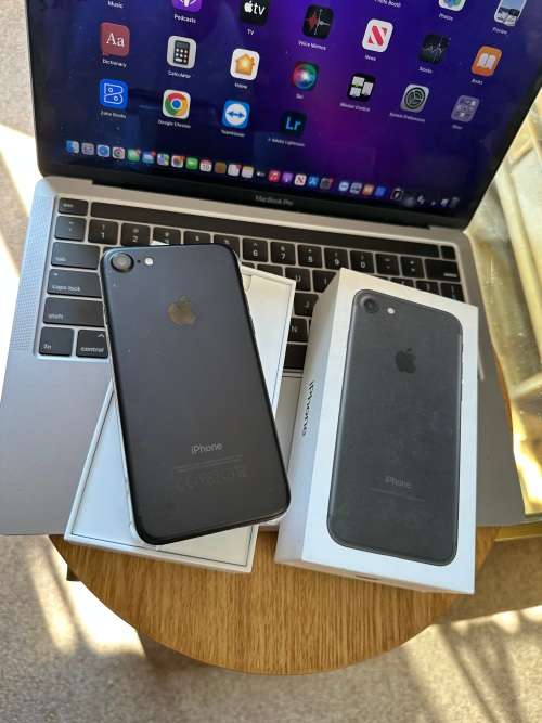 iPhone 7 (32GB) *EXCELLENT CONDITION , comes with box and all accessories + Extras worth R499