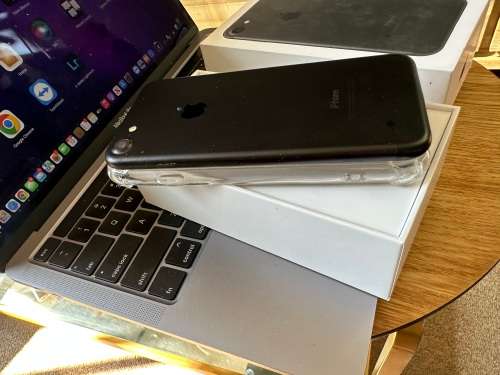 iPhone 7 (32GB) *EXCELLENT CONDITION , comes with box and all accessories + Extras worth R499