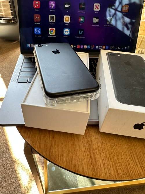 iPhone 7 (32GB) *EXCELLENT CONDITION , comes with box and all accessories + Extras worth R499