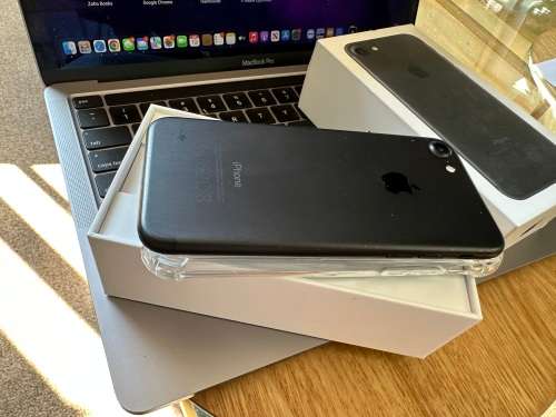iPhone 7 (32GB) *EXCELLENT CONDITION , comes with box and all accessories + Extras worth R499