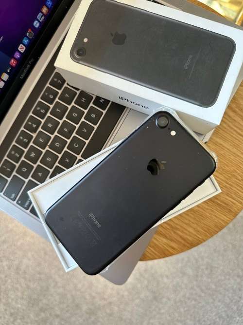 iPhone 7 (32GB) *EXCELLENT CONDITION , comes with box and all accessories + Extras worth R499