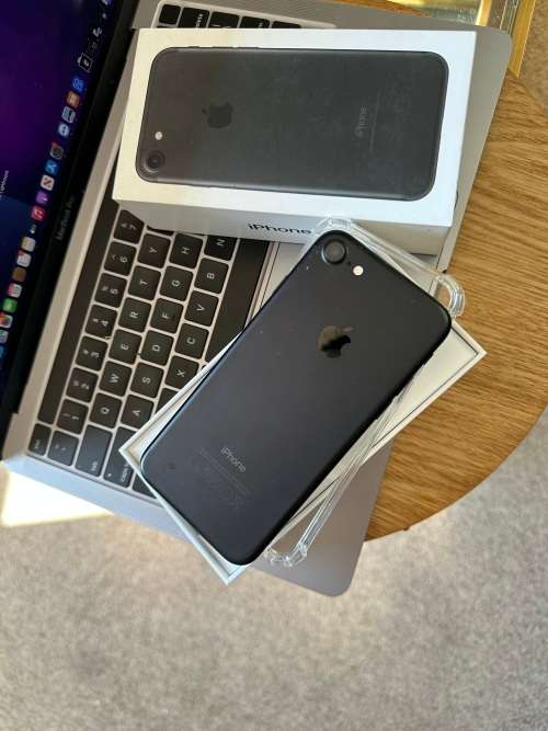 iPhone 7 (32GB) *EXCELLENT CONDITION , comes with box and all accessories + Extras worth R499