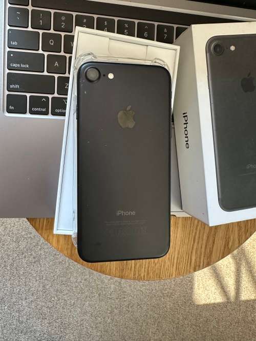 iPhone 7 (32GB) *EXCELLENT CONDITION , comes with box and all accessories + Extras worth R499