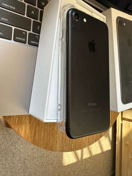 iPhone 7 (32GB) *EXCELLENT CONDITION , comes with box and all accessories + Extras worth R499