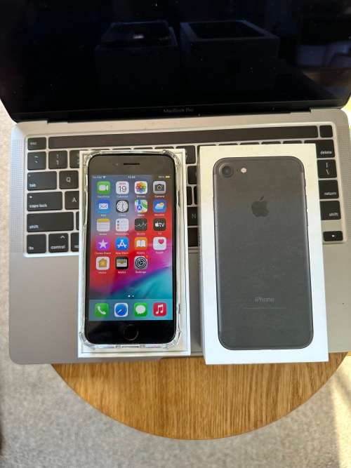 iPhone 7 (32GB) *EXCELLENT CONDITION , comes with box and all accessories + Extras worth R499