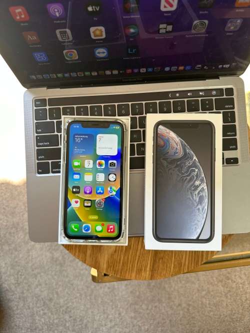 iPhone XR (128GB) *EXCELLENT CONDITION , comes with box and all accessories + Extras worth R499
