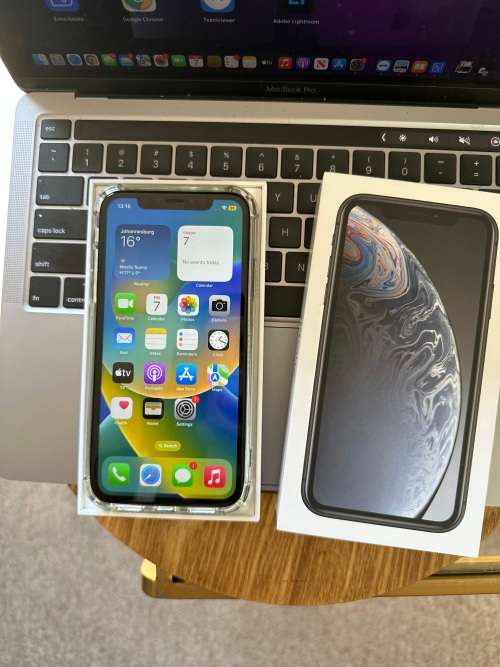 iPhone XR (128GB) *EXCELLENT CONDITION , comes with box and all accessories + Extras worth R499