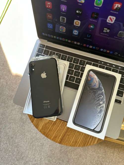 iPhone XR (128GB) *EXCELLENT CONDITION , comes with box and all accessories + Extras worth R499