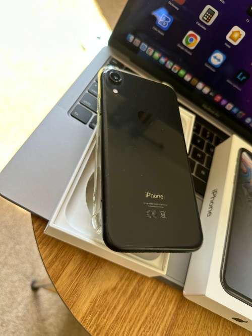 iPhone XR (128GB) *EXCELLENT CONDITION , comes with box and all accessories + Extras worth R499