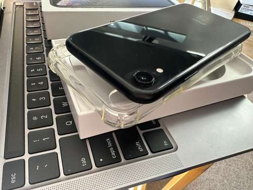 iPhone XR (128GB) *EXCELLENT CONDITION , comes with box and all accessories + Extras worth R499