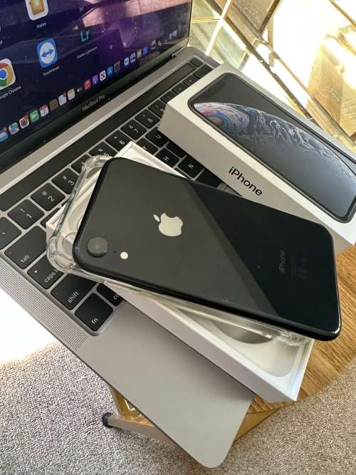 iPhone XR (128GB) *EXCELLENT CONDITION , comes with box and all accessories + Extras worth R499