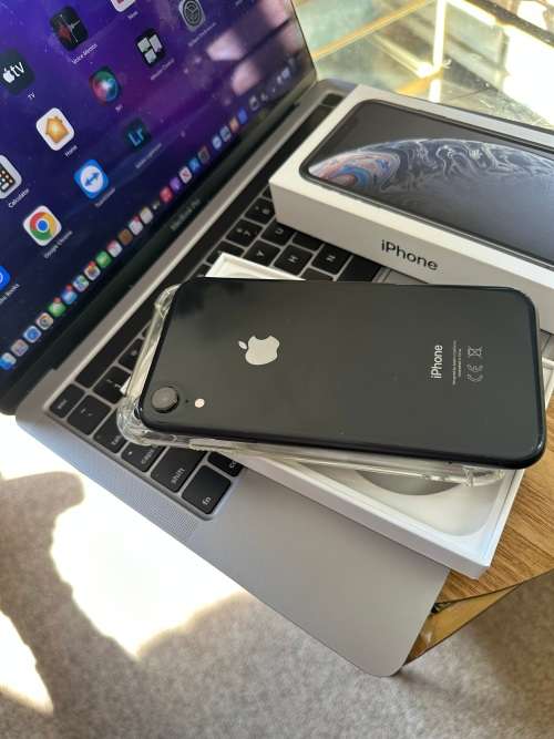 iPhone XR (128GB) *EXCELLENT CONDITION , comes with box and all accessories + Extras worth R499
