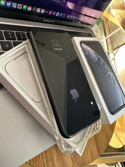 iPhone XR (128GB) *EXCELLENT CONDITION , comes with box and all accessories + Extras worth R499