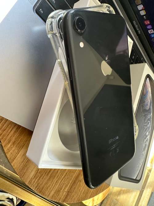 iPhone XR (128GB) *EXCELLENT CONDITION , comes with box and all accessories + Extras worth R499
