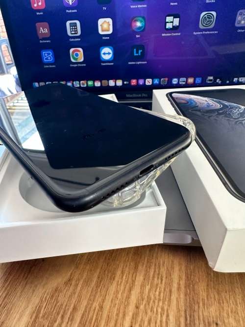 iPhone XR (128GB) *EXCELLENT CONDITION , comes with box and all accessories + Extras worth R499