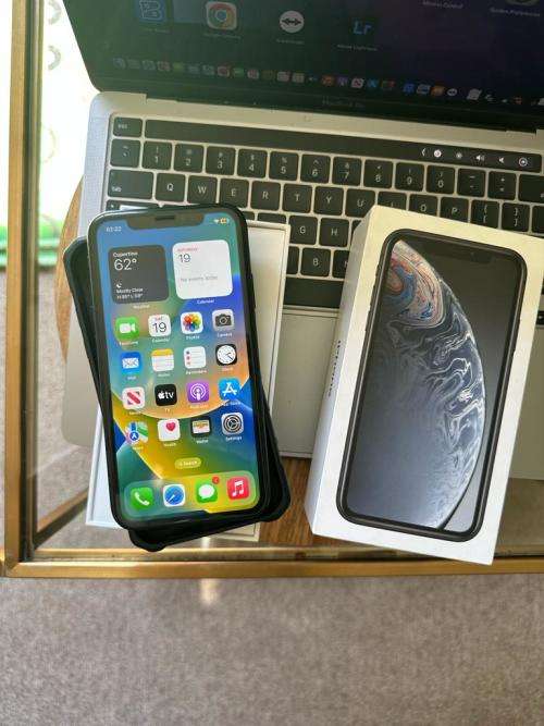 iPhone XR (64GB) * EXCELLENT CONDITION  + box and all accessories