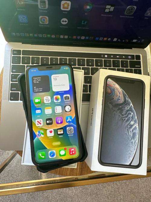 iPhone XR (64GB) * EXCELLENT CONDITION  + box and all accessories