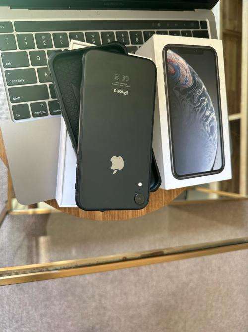 iPhone XR (64GB) * EXCELLENT CONDITION  + box and all accessories