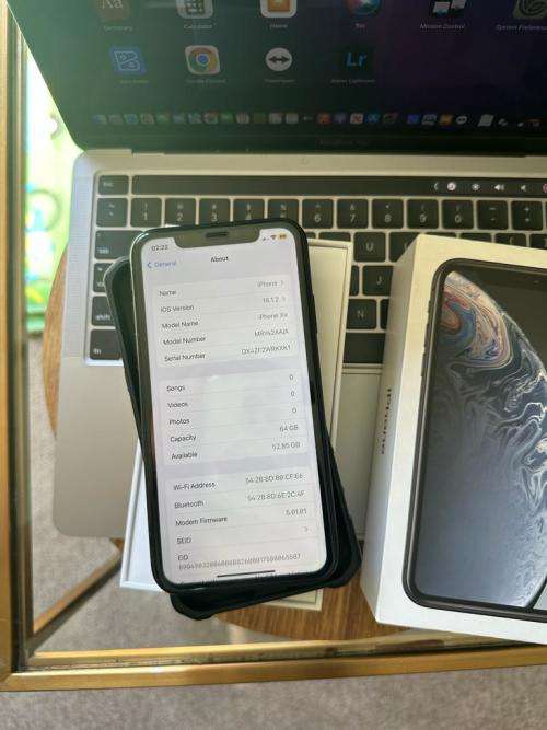 iPhone XR (64GB) * EXCELLENT CONDITION  + box and all accessories