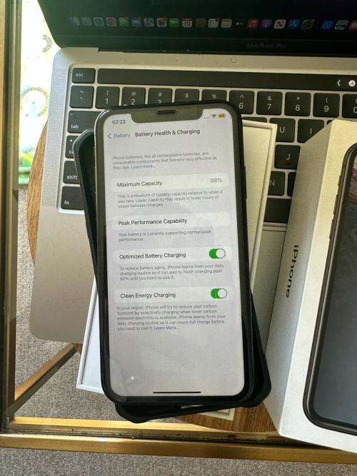 iPhone XR (64GB) * EXCELLENT CONDITION  + box and all accessories