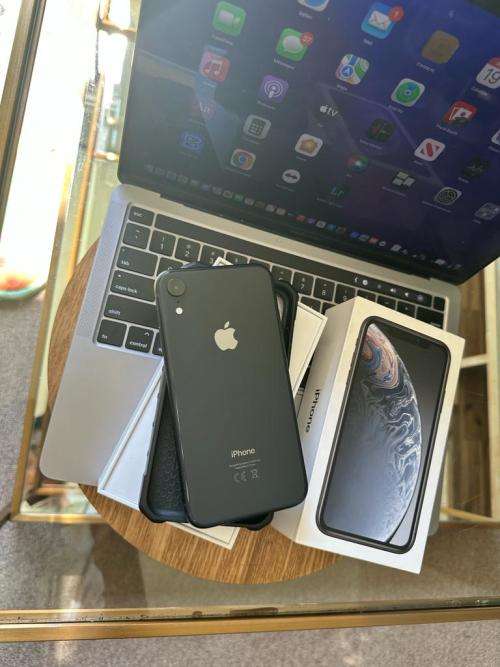 iPhone XR (64GB) * EXCELLENT CONDITION  + box and all accessories