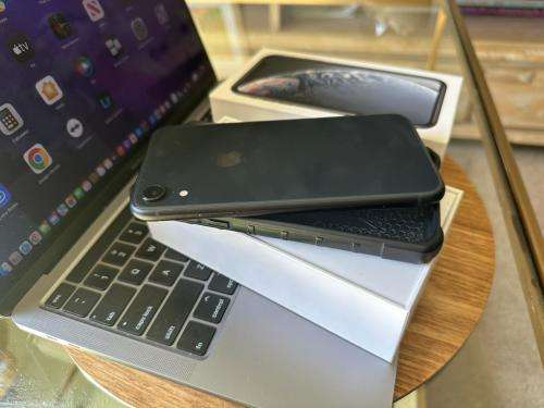 iPhone XR (64GB) * EXCELLENT CONDITION  + box and all accessories