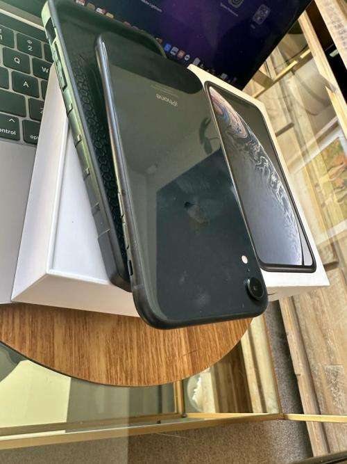 iPhone XR (64GB) * EXCELLENT CONDITION  + box and all accessories
