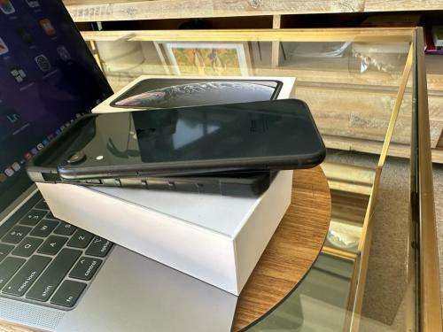 iPhone XR (64GB) * EXCELLENT CONDITION  + box and all accessories